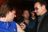Bono Vox dá autógrafos a fãs dentro de restaurante em São Paulo; fotos (Iwi Onodera / EGO)