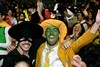 No Chile, estudantes se vestem de personagens em ato pró-educação (Reuters)