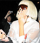 Gaga se depara com fãs na volta para o hotel (Wenn)