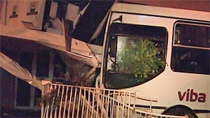 Ônibus atropela pedestres, invade hotel e faz 2 mortos no interior de SP (Reprodução)