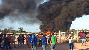 Após vandalismo, 8 mil trabalhadores são retirados de usina em Rondônia (Reprodução / TV Rondônia)