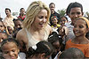 Shakira volta à Colômbia e quase não consegue andar em visita a escola (Reuters)
