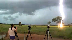 Fotógrafo registra queda de raio a menos de 200m na Austrália; vídeo (Reprodução)