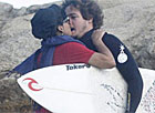 Dylon ganha beijo
antes de enfrentar as ondas (Edson Teófilo/ Photo Rio News)