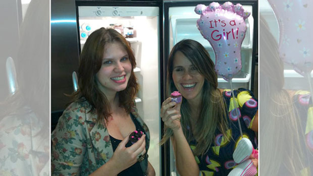 Futuras mamães, Carolinie e Fernanda assaltam geladeira 
(Reprodução)
