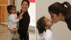Samara Felippo mima e dá selinho na filha durante passeio em shopping (Delson Silva/AgnEws)