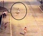 Mulher corre atrás de criança com arma; veja (TV Globo)