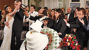 Bêbado, Antenor derruba o bolo de Tereza Cristina e é expulso em 'Fina' (reprodução/ tv globo)