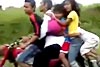 Vídeo mostra criança 
sendo segura pela cabeça em moto superlotada (Reprodução)
