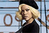Rihanna incorpora loira
 fatal para estampar a
capa de revista britânica (Reprodução)