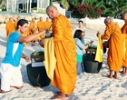 Na estreia em Bangcoc, Nadal visita monges (EFE)