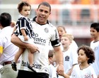 'Pai' Ronaldo 
leva filhos 
ao Pacaembu (Miguel Schincariol / Agência Estado)