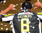Renato é apresentado com festa no Botafogo (Thiago Fernandes / GLOBOESPORTE.COM)