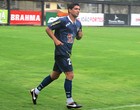 Renato treina pela primeira vez, apesar
do atraso no voo (Thiago Fernandes / GLOBOESPORTE.COM)