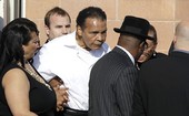 Muhammad Ali e Mike 
Tyson vão ao funeral de 
Joe Frazier, na Filadélfia (Agência AP)