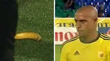 Torcedores voltam a atirar bananas em Roberto Carlos (Reprodução)