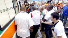 ricardo gomes passa mal no estádio engenhão (Foto: Marcelo Carnaval / O Globo)