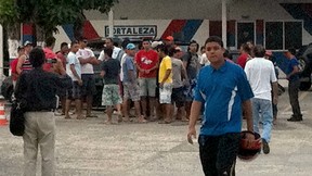 Torcedores invadem Pici e cobram jogadores e diretoria do Fortaleza (Foto: Gioras Xerez/Globoesporte.com)