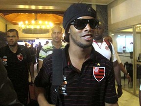 Ronaldinho chega em Porto Alegre com o Flamengo (Foto: Janir Junior / GLOBOESPORTE.COM)