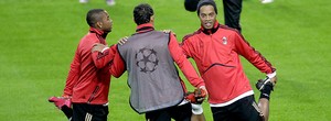 Robinho e Ronaldinho 'disputam' 
uma vaga no Milan contra o Ajax (agência AP)