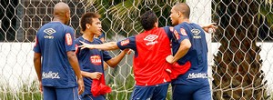 Neymar defende Zé Eduardo e bate boca com Marcel em brincadeira (Ricardo Saibun / Agência Estado)