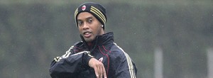 Ronaldinho Gaúcho estaria estudando trocar Milão por Los Angeles, afirma jornal italiano (AFP)