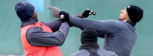 Esquenta o clima: Balotelli e Boateng trocam socos durante treinamento do Manchester City (Eamonn & James Clarke / Mail Online)