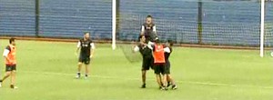 Jogadores do Boca Juniors se desentendem e trocam agressões durante o treino. Assista! (Reprodução)