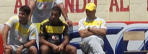 Mesmo sem fratura, Lucas ainda não sabe se joga contra a Bolívia (Márcio Iannacca / Globoesporte.com)