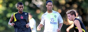 Ronaldinho não brilha no coletivo, mas vira 'professor' para meninos (VIPCOMM)