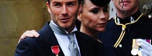 Gafe no casamento real: Beckham usa medalha condecorativa no lado errado do smoking. Opine (Reprodução )