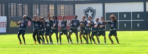 Bom humor marca último treino do Botafogo antes do duelo com o Fla (Thiago Fernandes / Globoesporte.com)