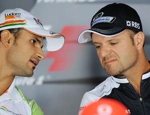 Barrichello e Vitantonio Liuzzi (Foto: AFP)