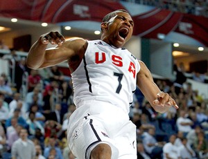 Russel Westbrook comemora vitória dos Estados Unidos no mundial de basquete