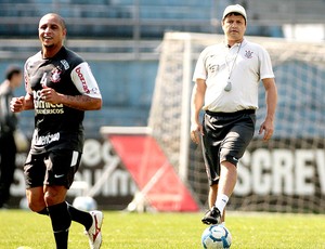 Roberto Carlos e Adilson  Batista no treino do Corinthians