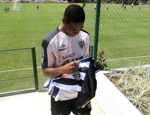 Jairo Campos autografa camisa do Atlético-MG 