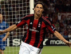 Ronaldinho brilha, e Milan vence Auxerre com dois gols de Ibra (Reuters)
