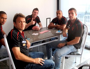 Jogadores do Flamengo jogando carta