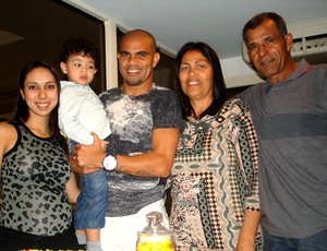 Alessandro do Botafogo comemorando aniversário com a família