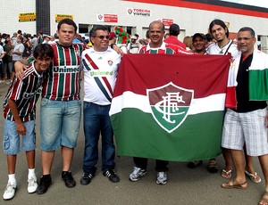 torcida do Fluminense chegando ao Barradão