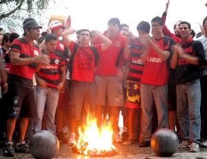 protesto flamengo gávea Zico Torcida queima um saco "de dinheiro" e reclama