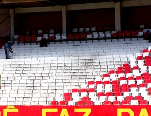 retirada dos assentos do anel inferior do estádio Beira-Rio