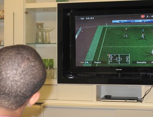 Wellington Silva joga video game, na tela Arsenal x Flu (Foto: Globoesporte.com)