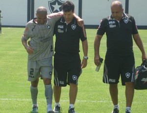 Alessandro deixa treino do Botafogo machucado 
