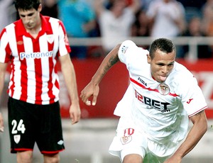 Luis Fabiano comemora gol no jogo entre Sevilla e Athlétic de Bilbao