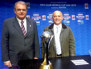 Presidente do Internacional Píffero com a Taça do Mundial de Clubes