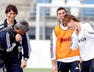 Mourinho e Sergio Ramos jogam "golfe" no treino do real madrid