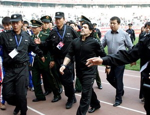 Maradona em partida amistosa na China (Foto: Reuters)