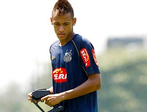 Neymar brinca com um carrinho de controle remoto após treino do Santos