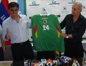 Gustavo Quinteros, novo técnico da Bolívia, faz sinal de positivo ao lado do presidente da Federação Boliviana de Futebol, Carlos Chávez